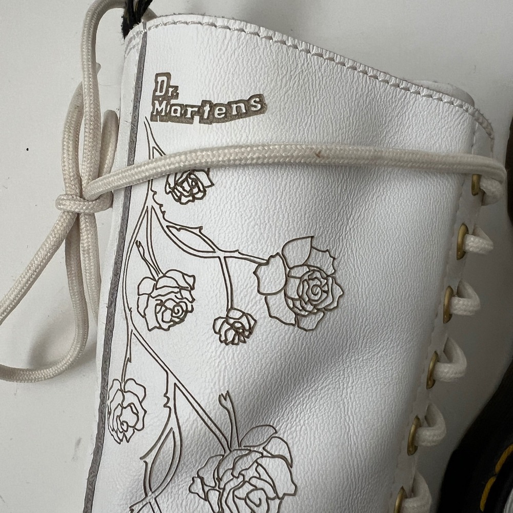 Vintage Dr. Martens 14 Hole Lace Up Tall Boots 7 White Rose Etched Leather Docs - Picture 13 of 13
